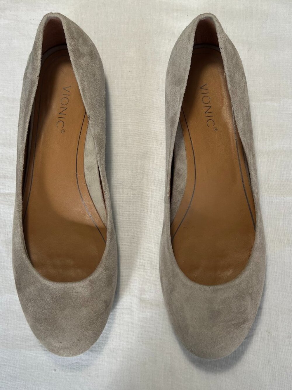 Vionic 'Hannah' Taupe Suede Leather Ballet Slip On Flats Women's SZ 8.5 Like New